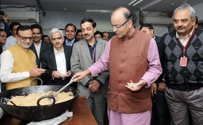 Union Budget 2018 : बजट से पहले अपनी टीम को हलवा खिलाते हैं वित्त मंत्री, जानें...