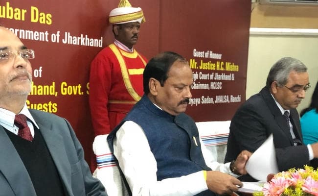 मुख्यमंत्री रघुवर दास ने 40 जजों को नियुक्ति पत्र सौंपा