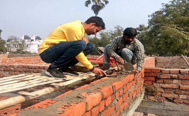 ''कन्हैया'' के बाद लालू के ''लाल'' तेज प्रताप बने ''राजमिस्त्री'', जोड़ी ईंट