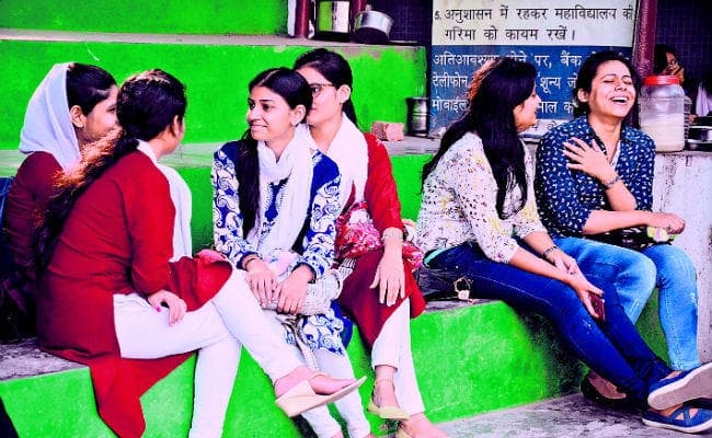 ड्रेस कोड पर महिला कॉलेज ने शुरू की सख्ती, JD वीमेंस कॉलेज में बिना ड्रेस आने पर कटेगा Rs.100 का चालान