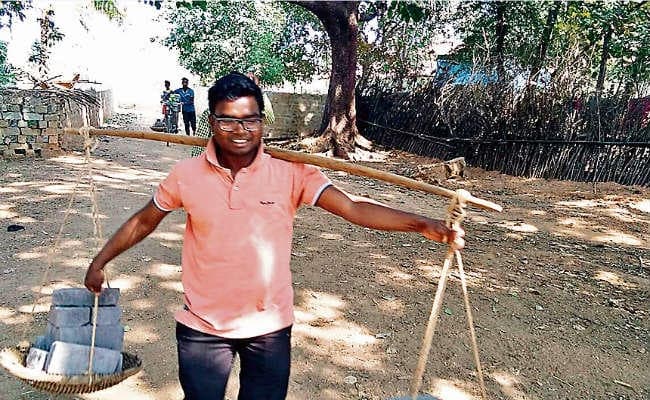 सिमडेगा : ....जब डीसी ने सिमेंट-गारा से बनायी शौचालय की दीवार, अंचलाधिकारी ने ढोया बहंगी में पत्थर