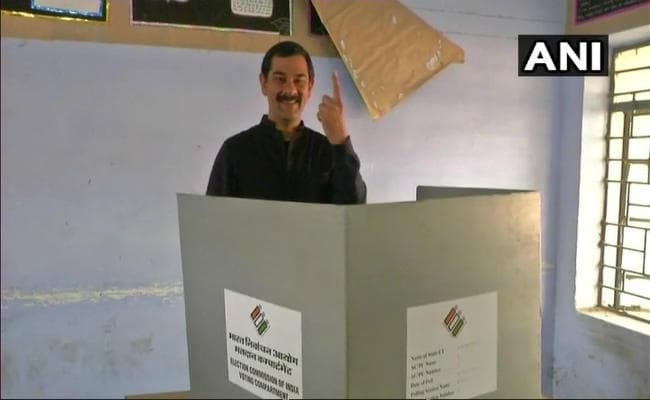 उपचुनाव :  पश्चिम बंगाल में दिन में वोटिंग में आयी तेजी, अलवर में तीन बजे तक 50 प्रतिशत वोटिंग