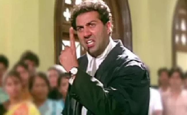 समीक्षा में ‘तारीख पर तारीख.. यही होता आया है जज साहब..'' का जिक्र