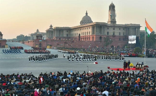IN PICS : ''बीटिंग रिट्रीट'', तीनों सेनाओं के बैंड की धुनों ने बांधा समां