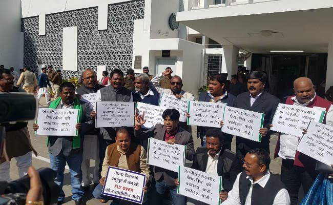 विधानसभा चलने पर संशय बरकरार, बैनर-पोस्‍टर के साथ साइकिल से पहुंचे प्रदीप यादव