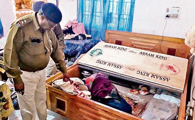 हजारीबाग : देखिये किस तरह इसने अपने पत्नी की हत्या कर शव को पलंग में छुपाया
