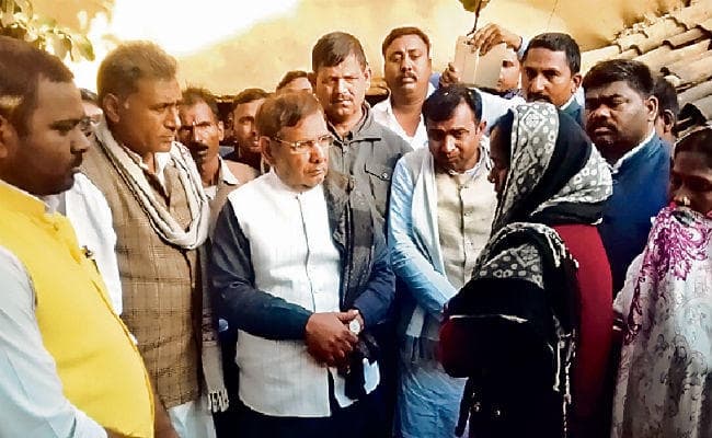 पूरन चेरो के परिजनों से मिले शरद यादव, कहा- शराब के झूठे केस में फंसाये जा रहे गरीब लोग