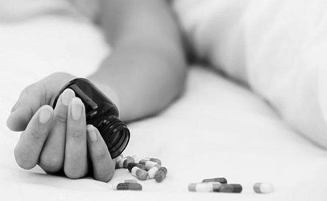 धनबाद : बॉयफ्रेंड के साथ होटल में पकड़ी गयी थी स्कूली छात्रा, जहर खा लिया