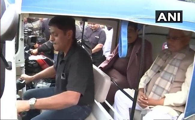 नितिन गडकरी के साथ नीतीश कुमार ने की इस खास ऑटो की सवारी