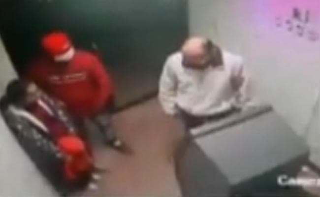 VIDEO : बच्‍चे को गन प्‍वाइंट पर रख नकाबपोश ने ATM से लूटे पैसे