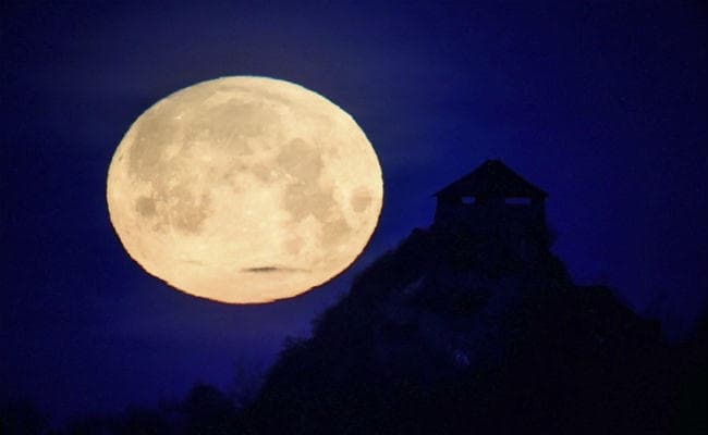 देखें, चंद्र ग्रहण की पहली तसवीर – आसमान में दिखा अनोखा नजारा