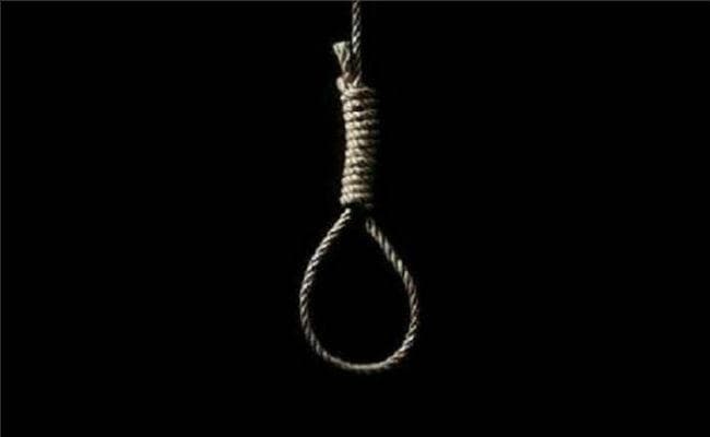 फोन पर बात करने से परिजनों के मना करने पर युवती ने लगा ली फांसी