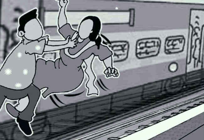 महिला ने तीन बच्चों के साथ ट्रेन के आगे छलांग लगायी, दो की मौत