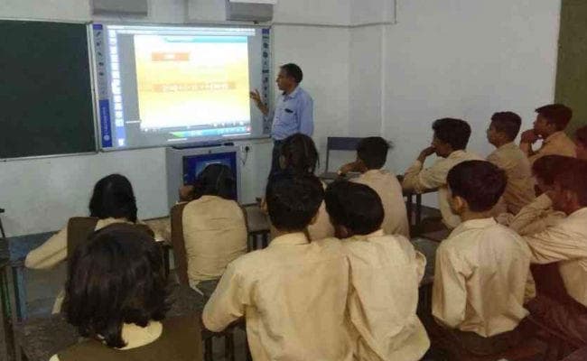 झारखंड के इस सरकारी स्कूल में चलता है स्मार्ट क्लास, नहीं होता विश्वास