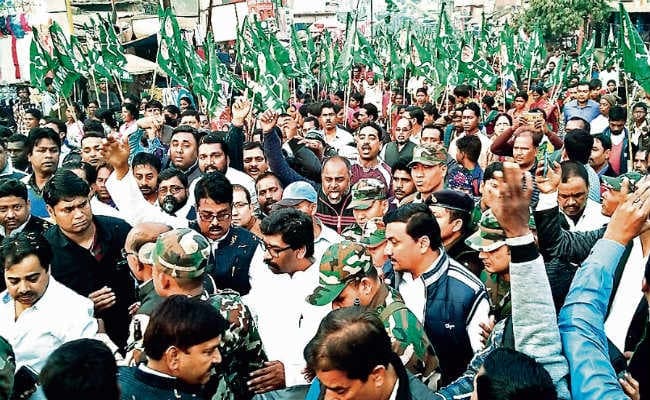 झामुमो ने सरकार पर साधा निशाना, कहा झारखंडी अस्मिता की रक्षा के लिए भाजपा को उखाड़ फेकेंगे