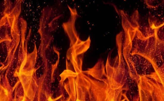 बिहार : अररिया में शार्ट सर्किट से लगी भीषण आग, 10 दुकानें जलकर खाक