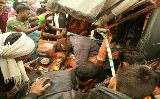 पाकुड़ : बस ने ऑटो को मारी टक्कर, तीन की मौत, आधा दर्जन घायल