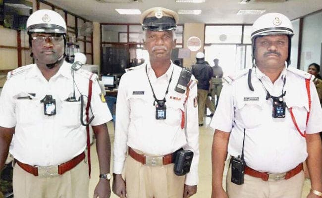 अब नहीं चलेगी ट्रैफक पुलिस की मनमानी, वर्दी में लग गया कैमरा, जानें...!