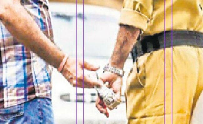 भ्रष्‍टाचार का ये है आलम! ड्राइवर से वसूली में कम रुपये मिलने पर एएसआई बोला, तूने तो बोहनी बिगाड़ दी