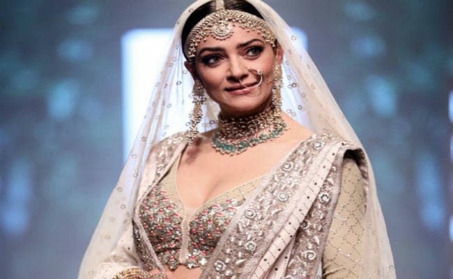 लक्मे फैशन विक में सुष्मिता बनीं आकर्षण का केंद्र, बाेलीं - बच्चों जैसी है मेरी लालसा