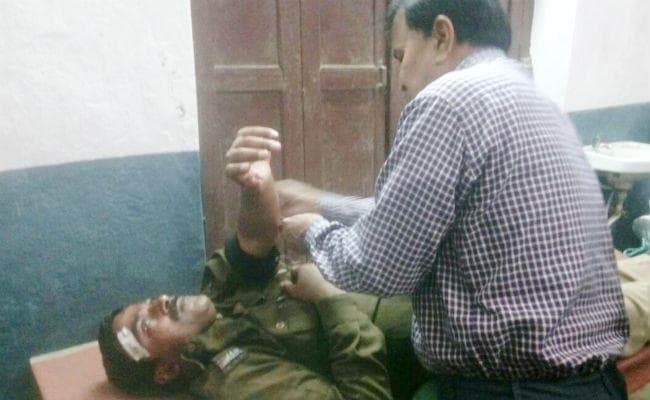 पुलिस को देख तालाब में कूद पड़े चार शराब तस्कर, दो तस्करों का शव देख उग्र ग्रामीणों ने पुलिसकर्मियों को पीटा, जवान की छीनी राइफल