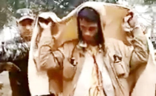 VIDEO : क्या आप बता सकते हैं, इस आदमी के पास कितनी बोतल शराब है? पकड़े जाने पर हुआ खुलासा