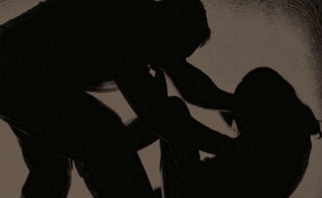 प्रेमी से मिलने घर से भागी नाबालिग के साथ  मनचलों ने किया दुष्कर्म, इंतजार के बाद भी नहीं आया था प्रेमी