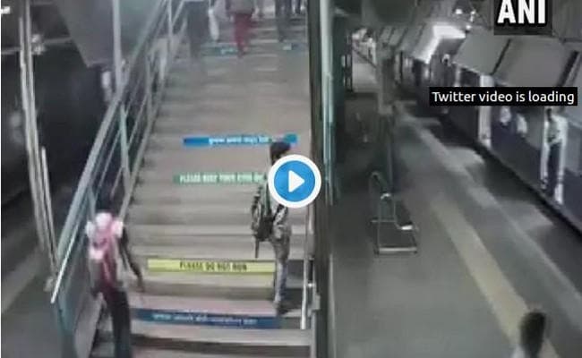 LIVE VIDEO : आरपीएफ के बहादुर जवान ने ट्रेन के नीचे गिर रहे लड़के को ऐसे बचाया