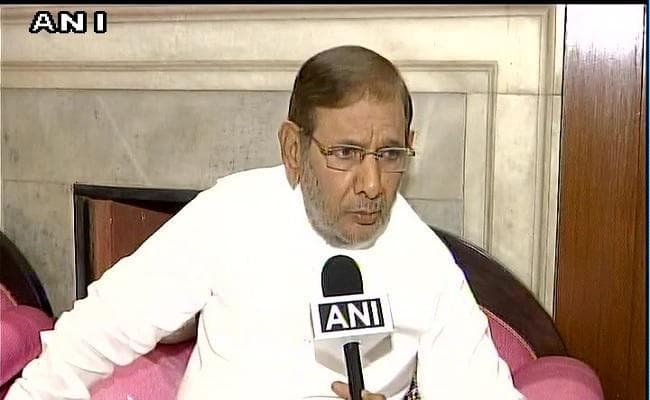 लालू प्रसाद यादव को रांची के होटवार जेल में शरद यादव ने लगाया गले, जाना हाल-चाल