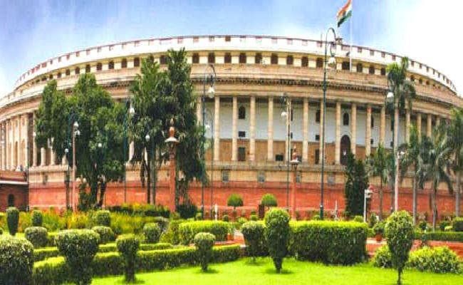 नोएडा मुठभेड़ : हंगामे के कारण राज्यसभा की बैठक स्थगित, घायल से मिलने पहुंचे राज बब्बर, कहा- खाकी वर्दी में घूम रहे बदमाश