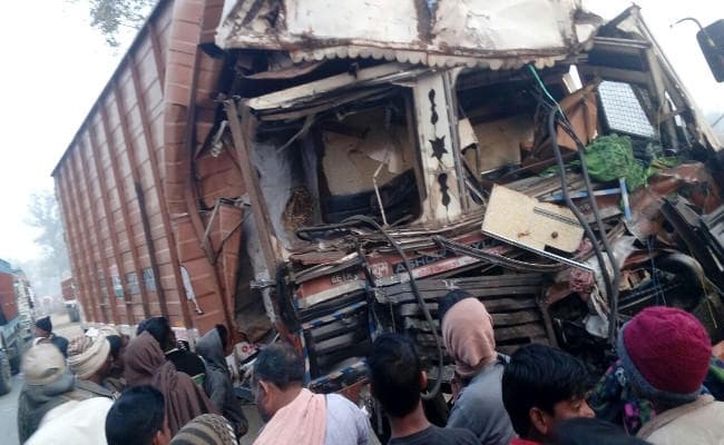IN PICS : गढ़वा में ट्रक और कंटेनर की भीषण टक्कर, कंटेनर के परखच्चे उड़े, ड्राईवर की मौत