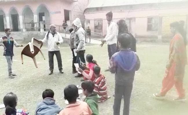 बिहार में बच्चों के सामने शिक्षकों ने एक-दूसरे पर भांजी कुर्सियां, अमर्यादित शब्दों का भी किया प्रयोग