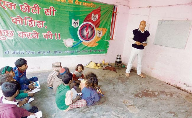 बिहार : कूड़ा बिनने वाले बच्चों को पढ़ा रहे खाकी वाले शिक्षक, पांच घंटे रोजाना चलती है क्लास