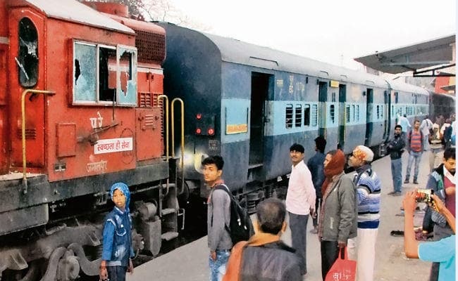 बिहार : रोजगार के लिए समाहरणालय व ट्रेन पर छात्रों ने किया पथराव