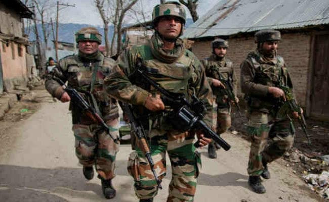 मालदीव में आपातकाल के बाद पूर्व राष्‍ट्रपति व चीफ जस्टिस गिरफ्तार, सेना के हवाले पूरा देश