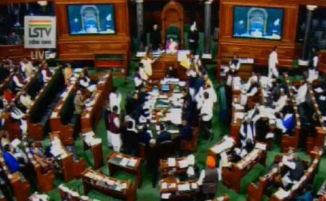 टीडीपी सांसदों  का लोकसभा में हंगामा- चोटी बांध, माला पहन, करताल बजाते पहुंचे वेल में