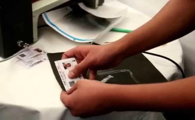 UIADI ने प्लास्टिक वाले आधार कार्ड के प्रति किया आगाह, हो सकता है यह नुकसान...