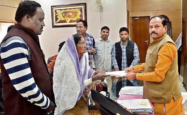 झारखंड : सुनील महतो की मां से बोले सीएम, एनआइए जांच कराने पर कर रहे विचार