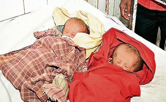 नहीं मिला एंबुलेंस, जुड़वां बच्चों को झोले में ले गये, पुलिस ने बच्चा चोर समझ पिता-मामा को पकड़ा