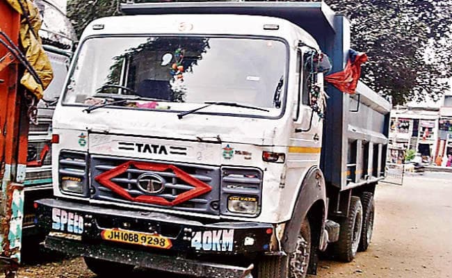 गिरिडीह : हाइवा ने कांस्टेबल समेत दो को कुचला, मौत