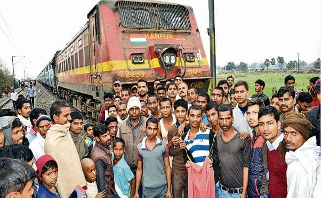 टला बड़ा हादसा: ट्रैक पर लटका हाईटेंशन तार का एंगल, युवकों ने टी-शर्ट लहरा रुकवायी ट्रेन