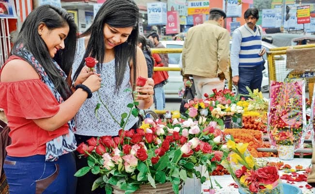 प्रपोज डे आज : रिश्तों की खूबसूरती में रंग भरते गुलाब के फूल