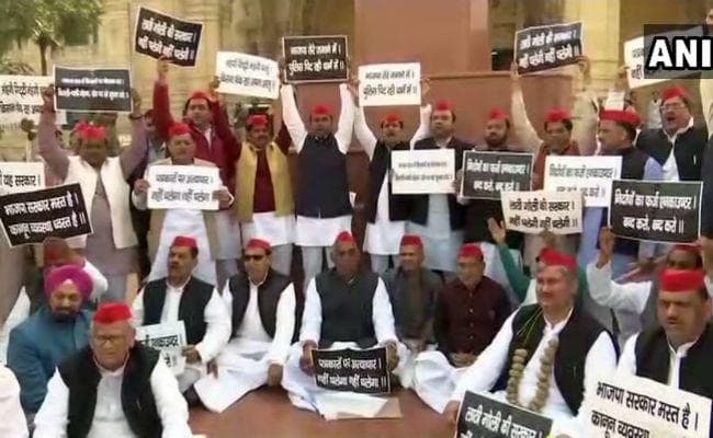 बजट सत्र की हंगामेदार शुरुआत: राज्यपाल के अभिभाषण के दौरान विपक्षी दलों ने की नारेबाजी