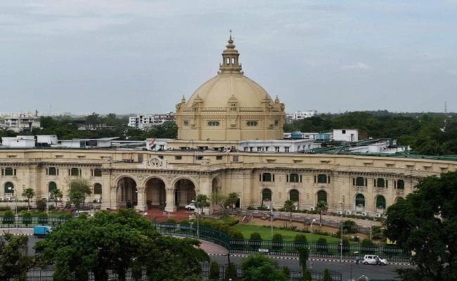 यूपी विधानसभा में विपक्षी दलों ने राज्यपाल पर फिर फेंके कागज के गोले, वापस जाओ के नारे लगाये