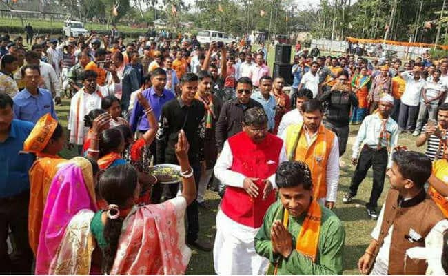 त्रिपुरा के चाय बगानों में अर्जुन मुंडा ने बीजेपी के लिए मांगा वोट