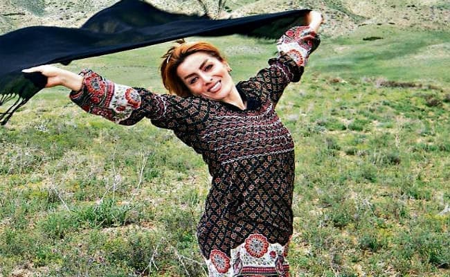 ....जब ईरानी महिलाओं ने हवा में लहराया अपना हिजाब, हो रहा है इस्लामिक कोड का विरोध