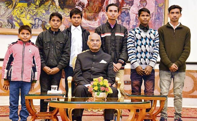 बिहार : दो दोस्तों की पहल, पुराने अखबार बेच गरीब बच्चों को कर रहे शिक्षित