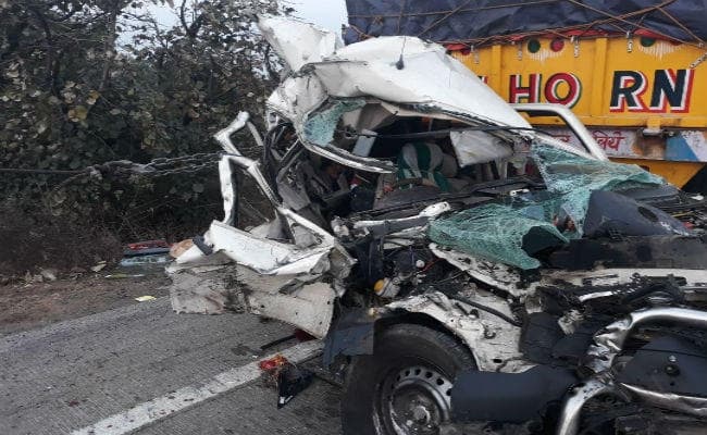 रजरप्पा मंदिर से पूजा कर लौट रहे थे मुजफ्फरपुर, ट्रक से टकरायी स्कॉर्पियो, तीन लोगों की मौत