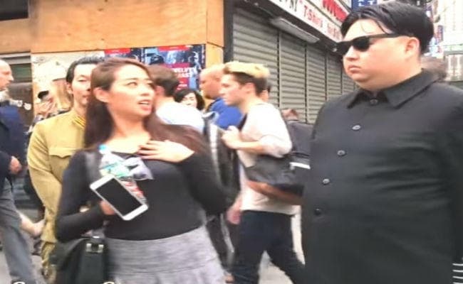 ओलंपिक में पहुंचे ट्रंप और किम जोंग उन के हमशक्ल, सुरक्षाकर्मियों ने भीड़ को किया निंयत्रित