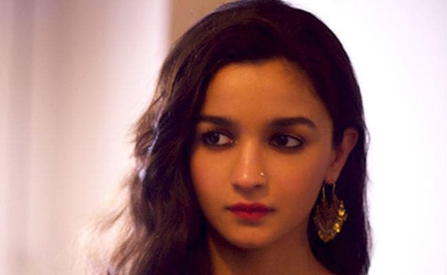 जानें, किस अरबपति बिजनेसमैन को डेट कर रही हैं आलिया